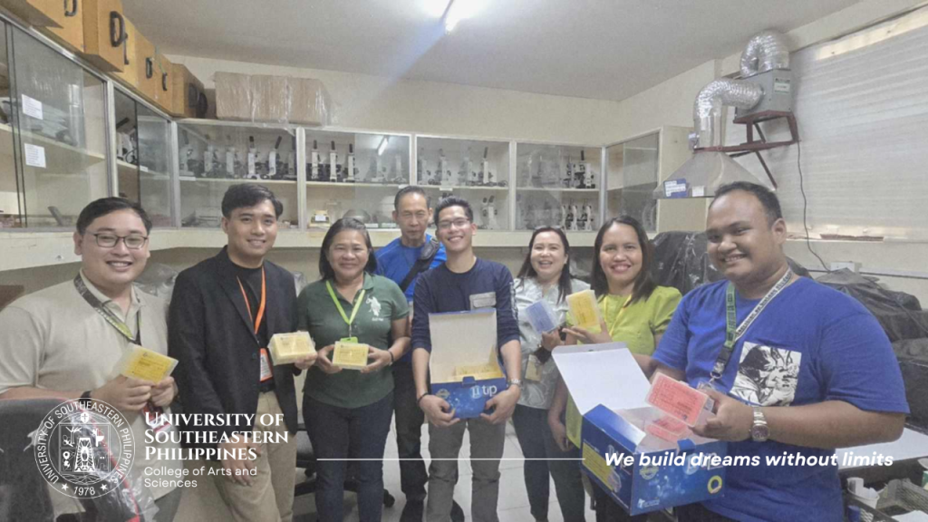 USeP-CAS alumnus donates the laboratory equipment in science laboratory