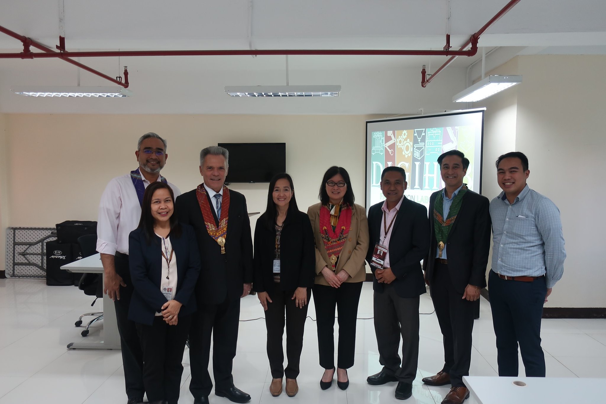 USAID/PHILIPPINES, DTI DELEGATES VISIT USeP, TOUR FABLAB